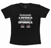 Camiseta Preta Ensinando a Distancia Mas Fazendo Diferença 
