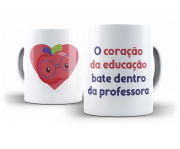 Caneca Branca Personalizada  Dia Dos Professores  -  O Coração Da Educação Bate Dentro Da Professora 