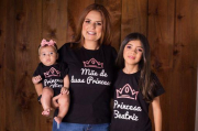 Kit 03 Peças Com Duas Camisetas Infantis e uma Adulto Mãe De Duas Princesas