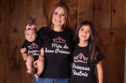 Kit 03 Peças Com Duas Camisetas Infantis e uma Adulto Mãe De Duas Princesas